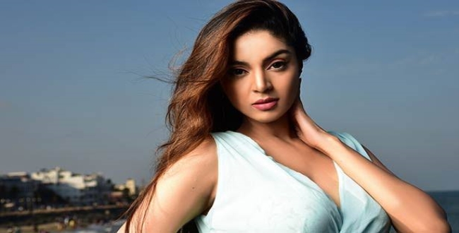 sanam-shetty-in-saree-photo-viral