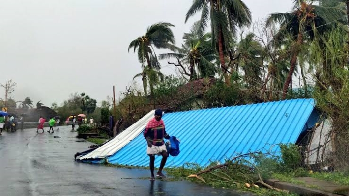 Volunteers helping to Gaja affected peoples