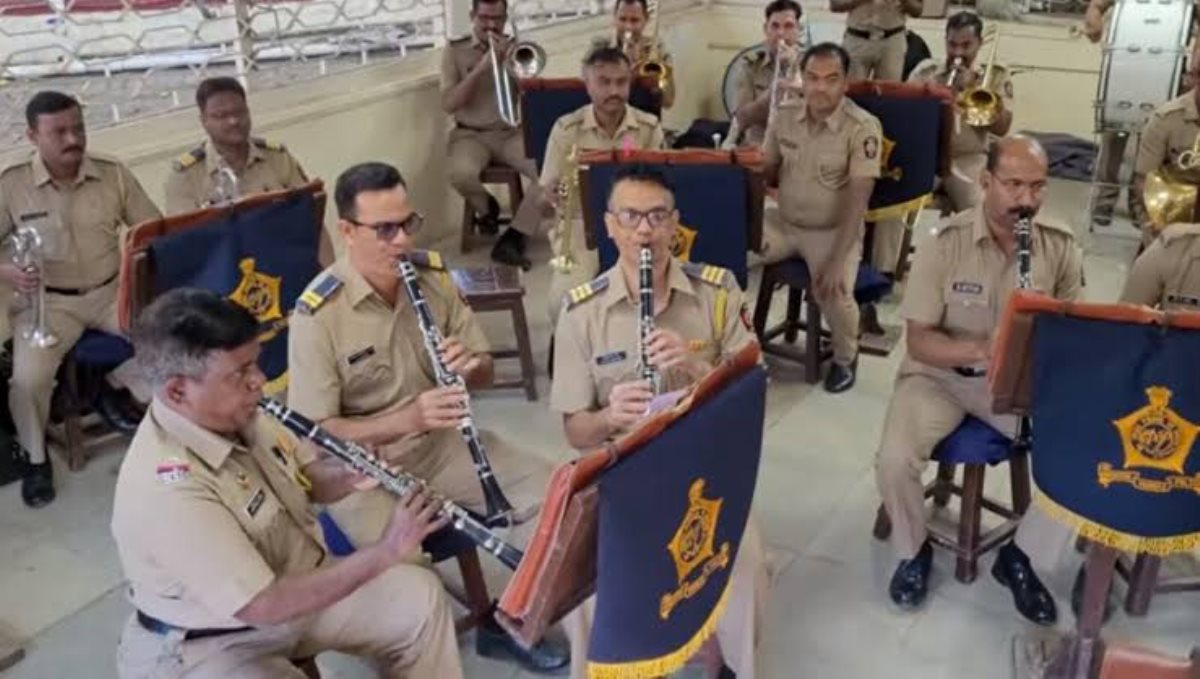 Mumbai police music in srivalli song 