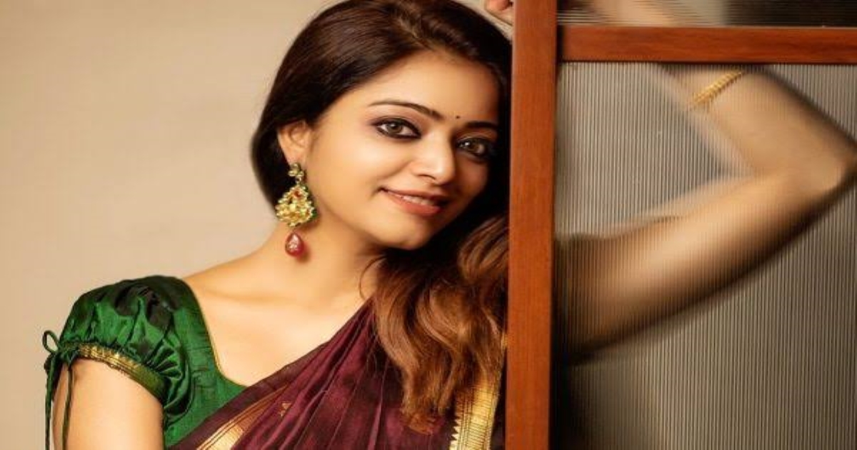 actress-janani-iyer-engagement-photos-viral