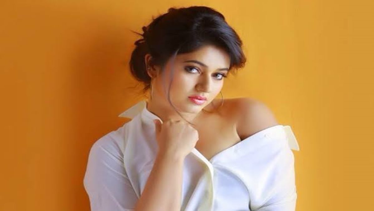 actress-poonambajwa-latest-hot-photo-MZQ8AJ