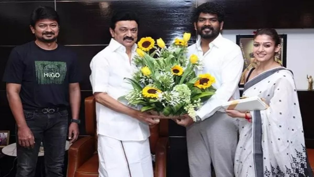 nayanthara-and-viknesh-presents-wedding-invitation-to-c