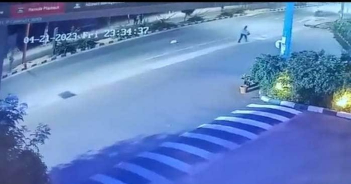 Girl fall down from Bike taxi video viral