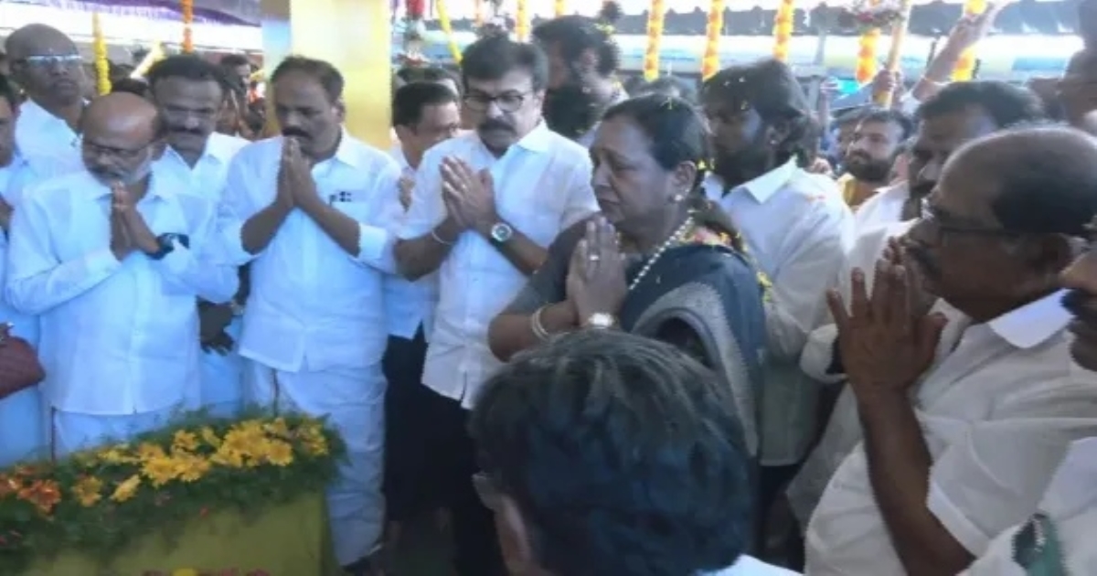 Premalatha placing padmapoosan award in vijayakanth memorial