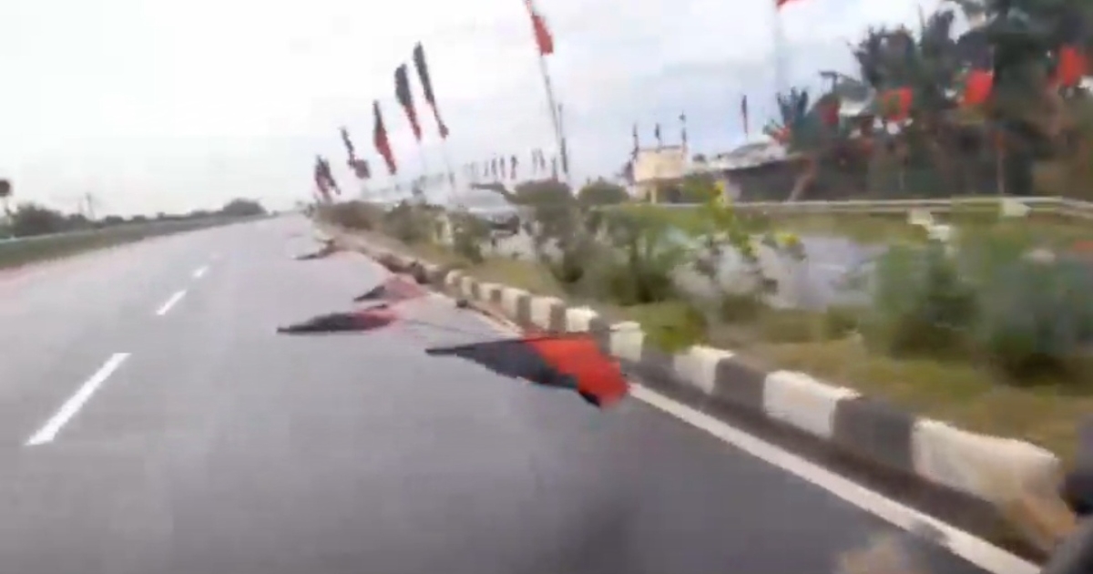  DMK Flag in Valliyur NH Road 