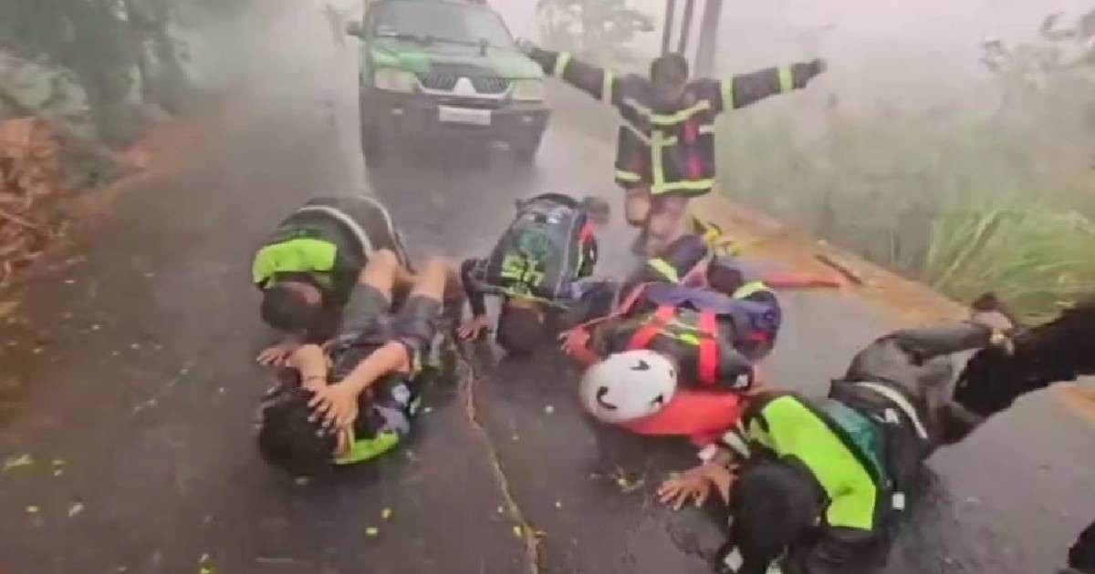 indonesia-wildfire-rain-firefighters-celebrate