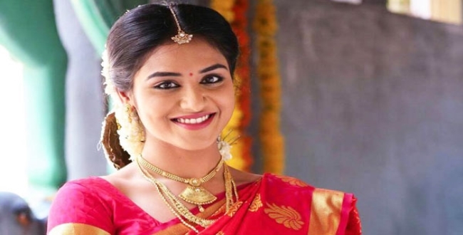 Actress Inthuja wearing saree 