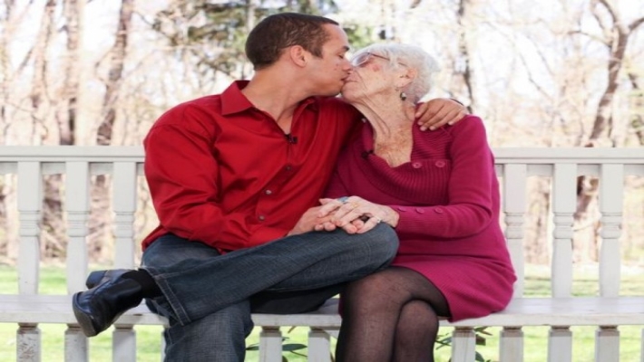 young-man-love-and-live-with-old-lady