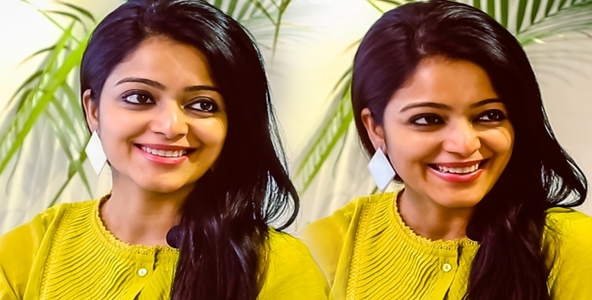 janani-iyer-sister-entering-in-to-cinema