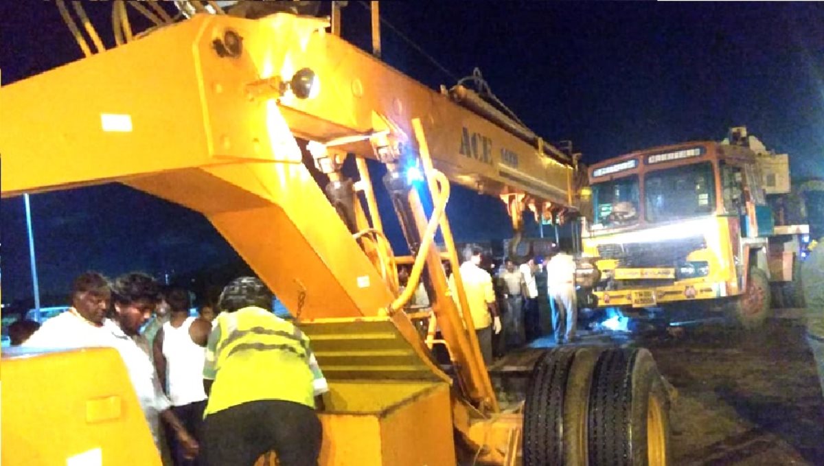 Chennai Minjur - Vandalur Bye Pass Road Lorry Crash 3 Died among 2 Drivers