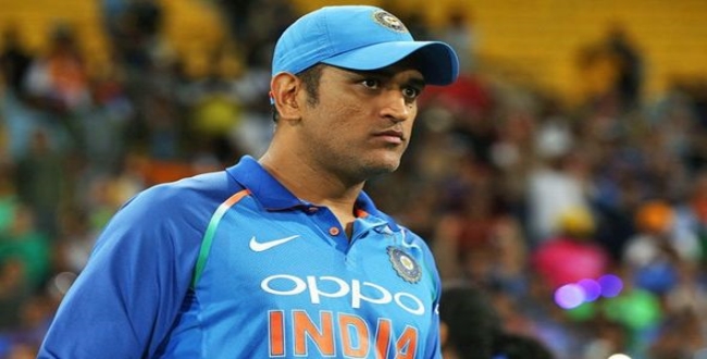 MS Dhoni in armi