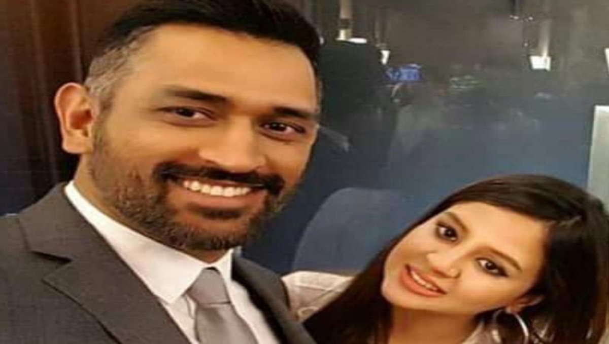 ms-dhoni-given-a-gift-to-his-wife