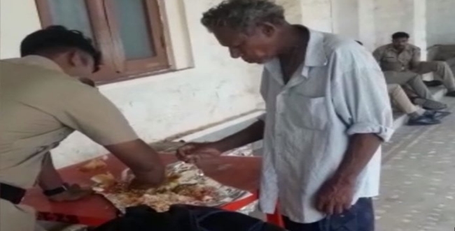 policeman share food with poor oldman