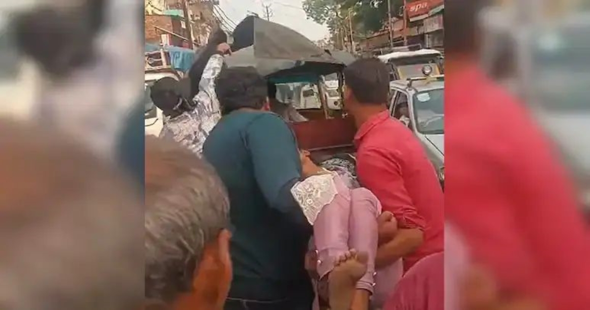 uttarpradesh-father-runs-with-daughter-traffic-jam
