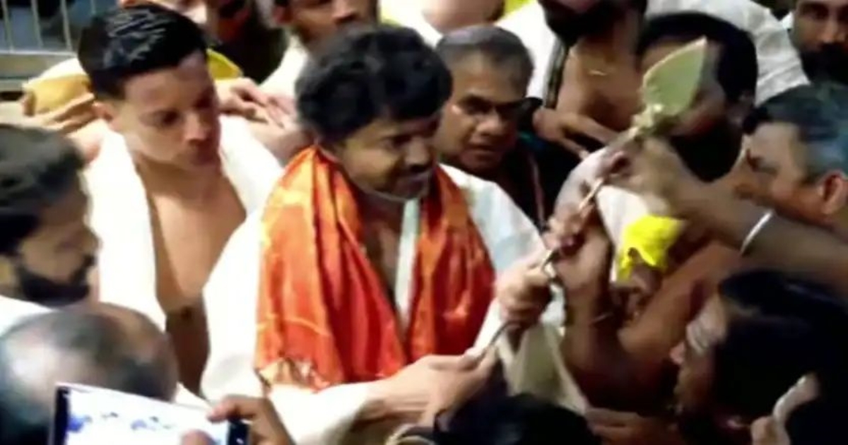 vijay-visits-tiruchendur-murugan-temple-before-politica