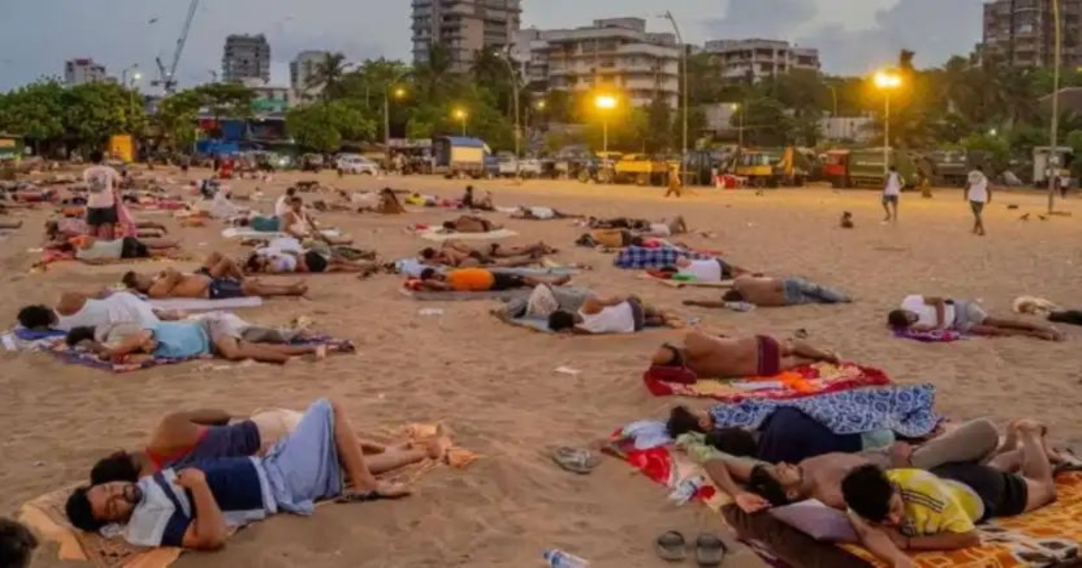 mumbai-heatwave-power-cuts-versova-beach-sleep