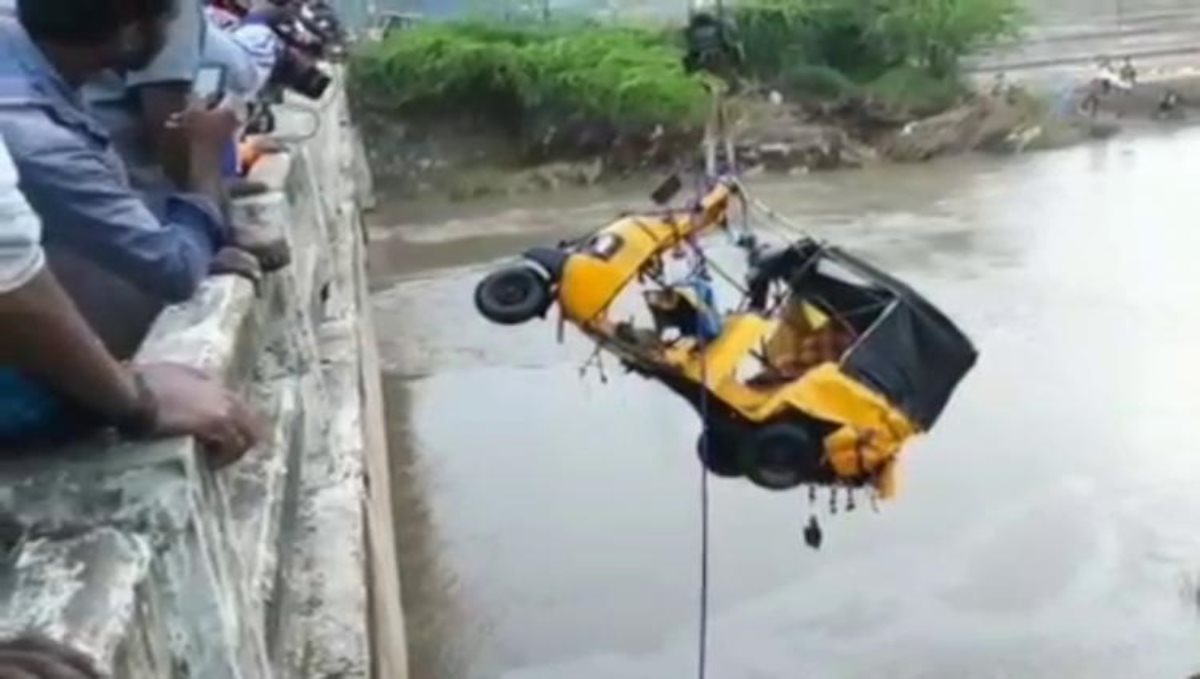 Andra Pradesh Nellore Auto and Lorry Accident 14 Aged Girl Died 5 Missing on River 