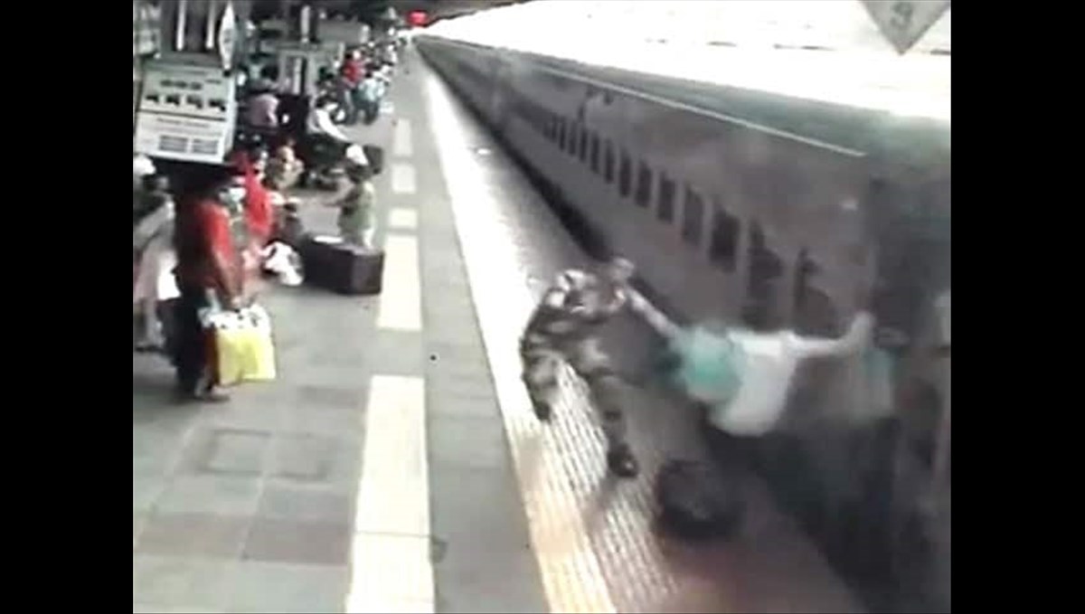 mumbai-kalyan-railway-station-women-felt-viral-video