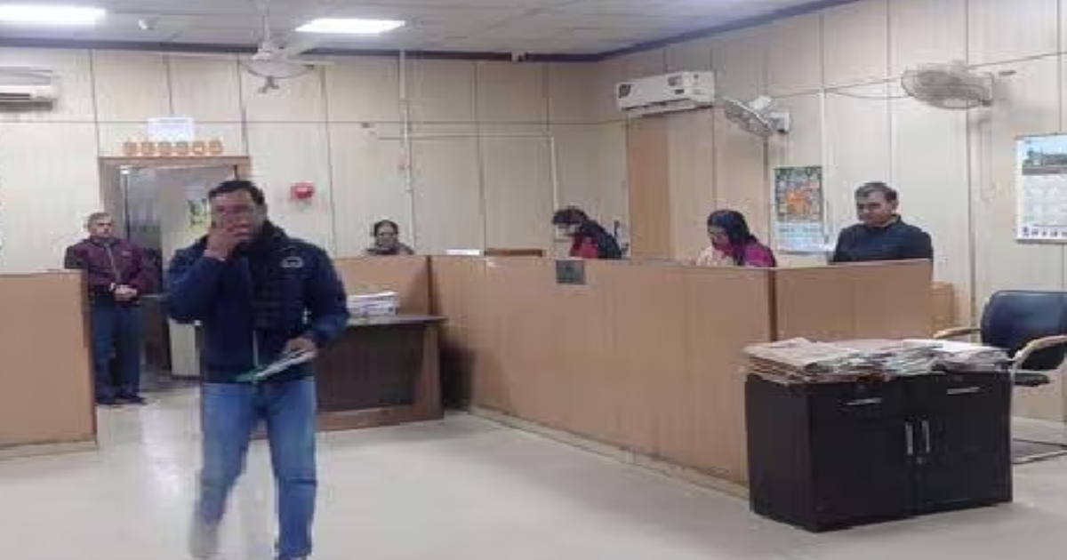 Noida CEO Order to Employees 30 minutes Standing work for Punishment