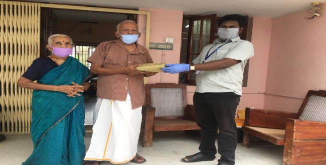 Minister vijayabaskar helped old people to get medicines