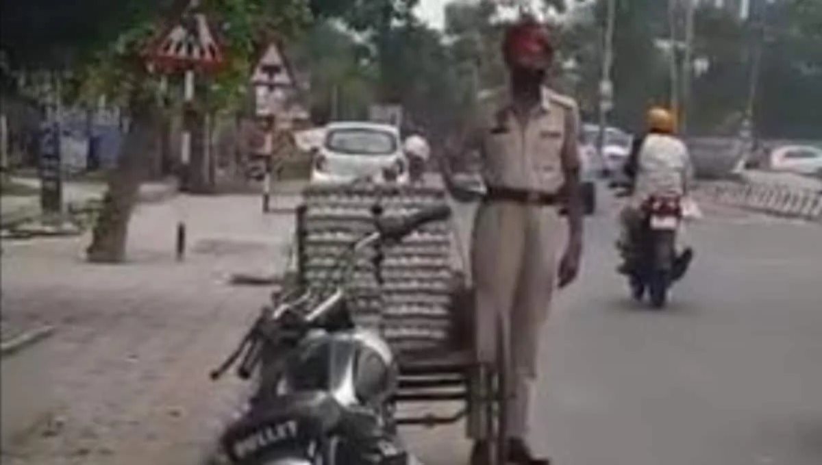 cop-stole-egg-in-punjab-video-viral
