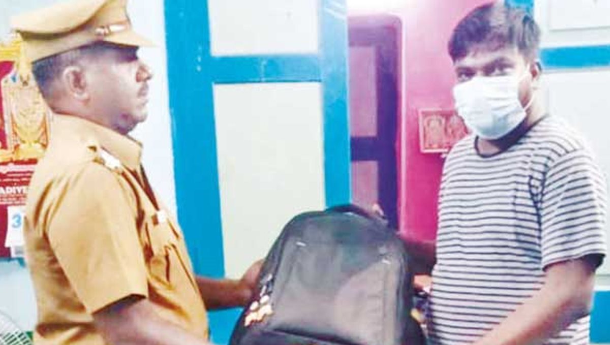 Police handover missed bag to train passenger 