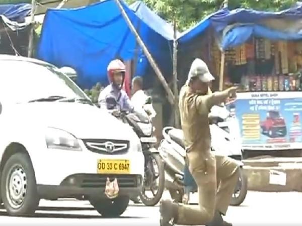 traffic police danced in road to people follow the rules
