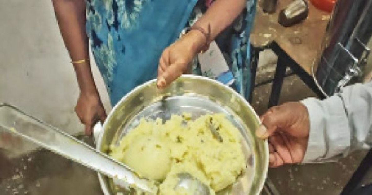 Lizard Found in School Midday Meal in Chennai; 19 Children Hospitalised After Falling Ill
