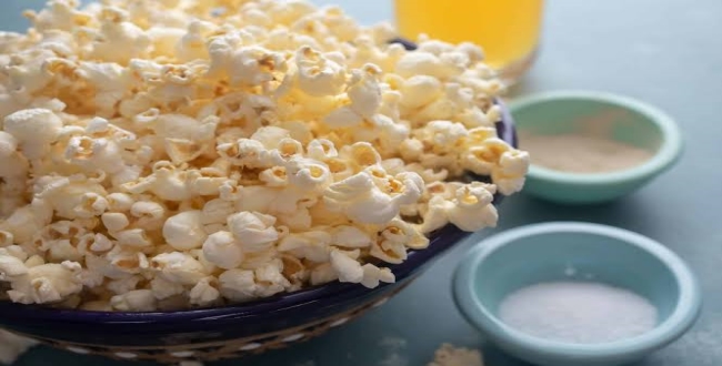 man sruggled heart attack by eating popcorn