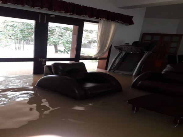 famous actor house fall down in flood
