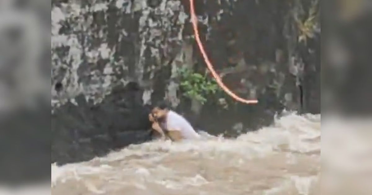 mumbai-flood-teacher-rescue