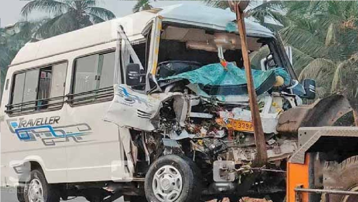 Sabarimala Iyyappan Temple Devotes Travel Van Lorry Crash 3 Died on Spot 12 Injured 