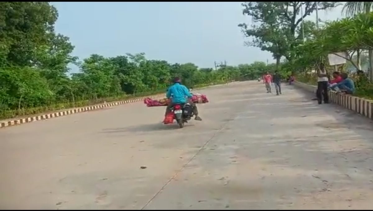 mother-body-travel-in-bike-with-sons-viral-video