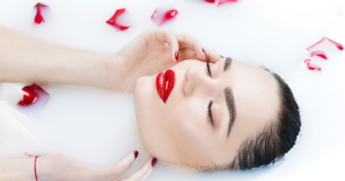 glowing-face-no-more-parlors-just-milk-is-enough-PX46RY