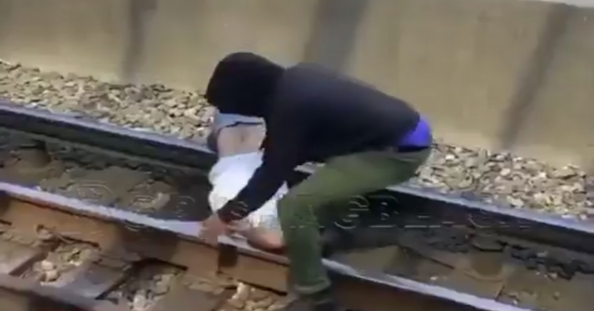 chicago-train-track-heroic-rescue-viral-video