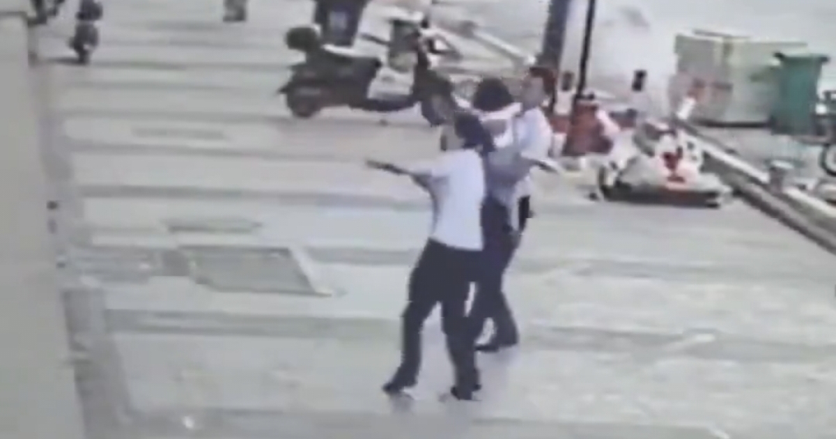 tokyo-man-saves-child-from-fall