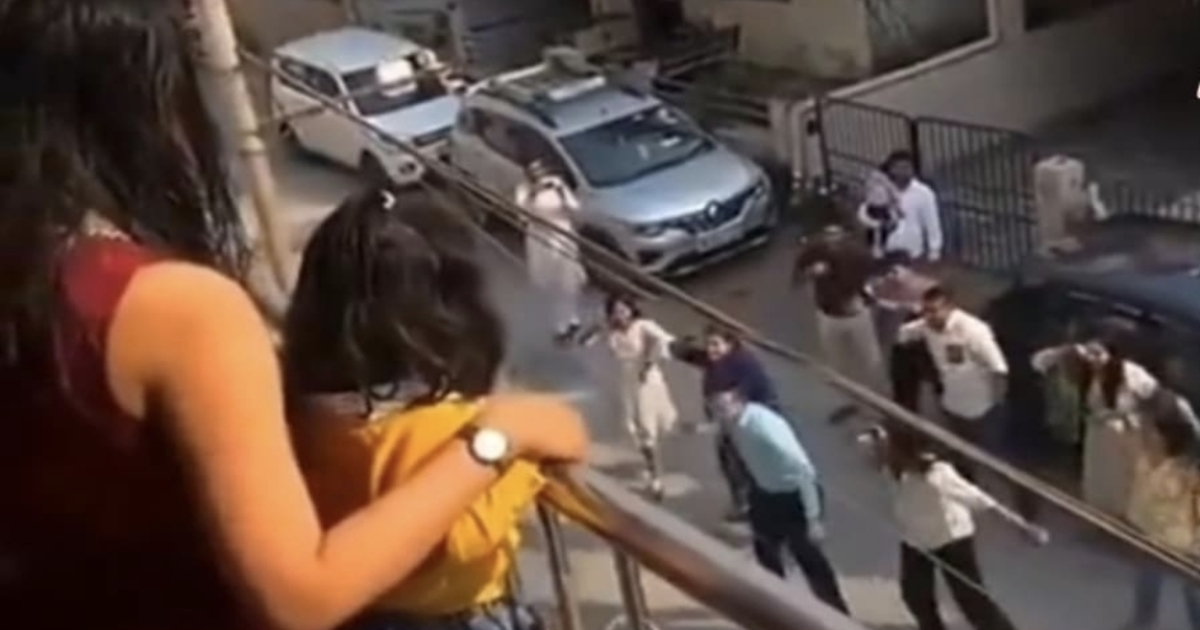 uk-man-proposes-love-with-family-dance-viral-video