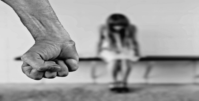man try to abuse school student