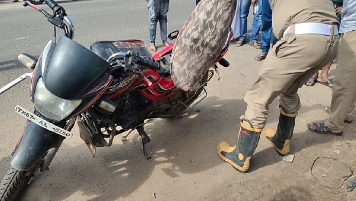 snake-bite-a-man-who-travelled-in-a-bike