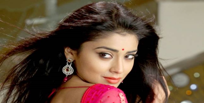 actress shreya saran post hot photo