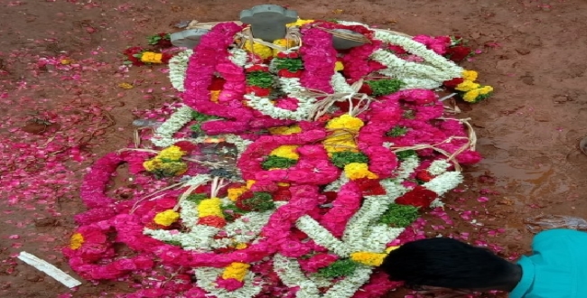 mourning-in-the-sujith-cemetery