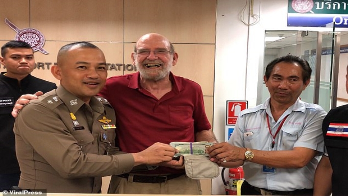 taxi driver returns lost money of american tourist in thailand