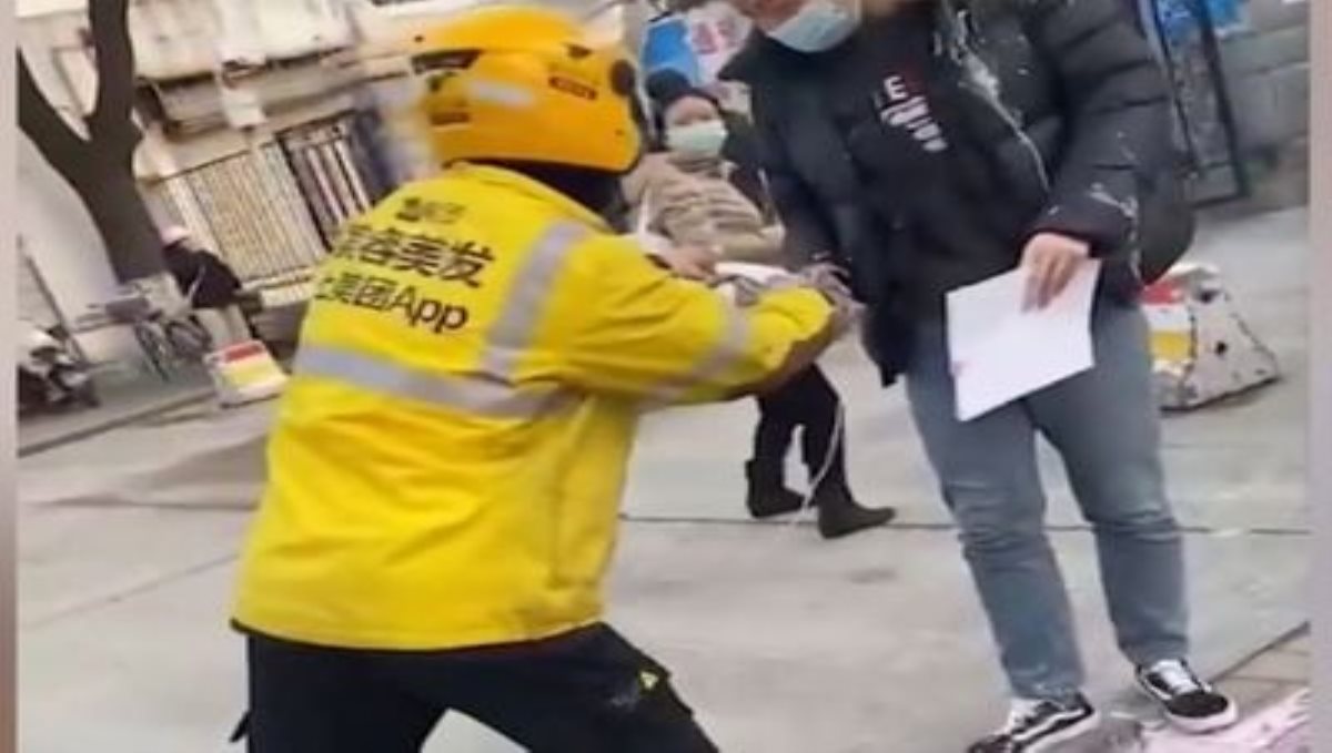 Delivery boy throw hot tea on man viral video