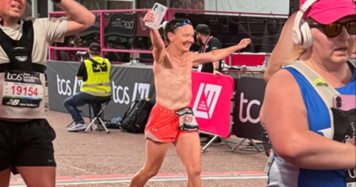 london-marathon-women-runs-naked-topless