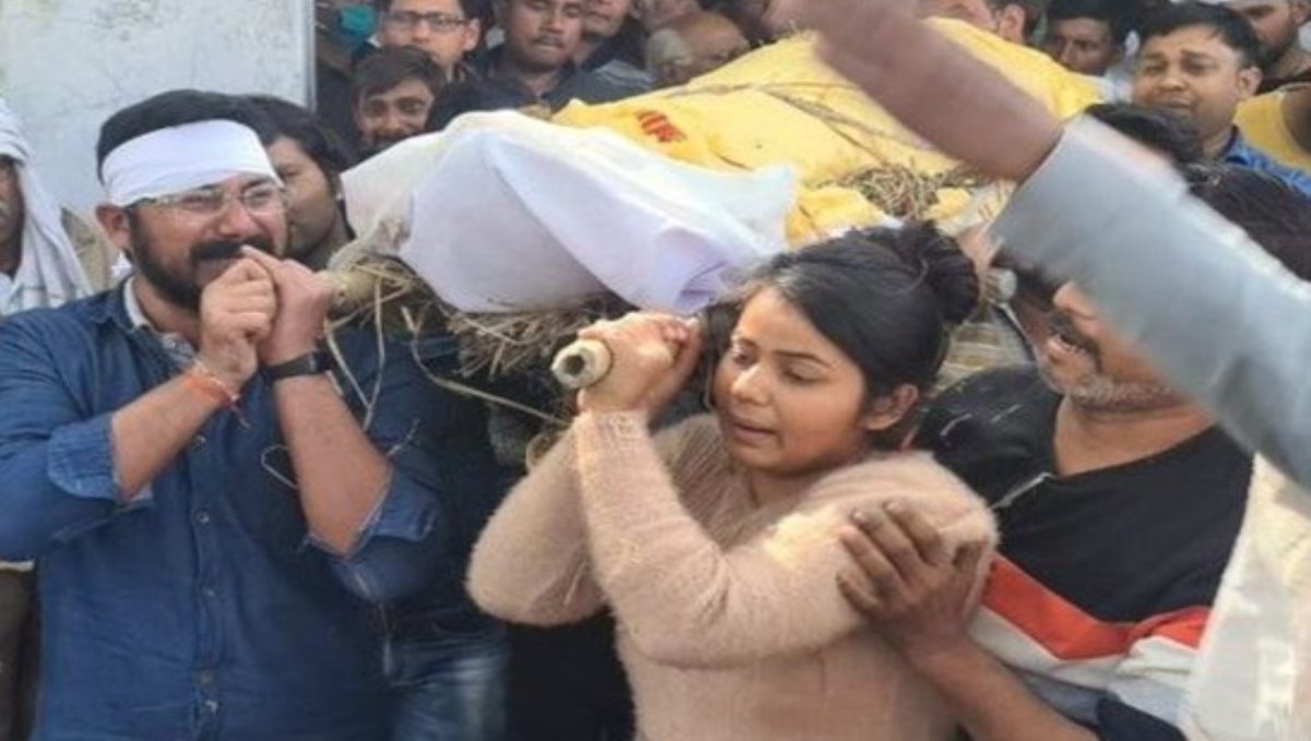 The daughter who carried the body of the father killed by the tyrant on her shoulder