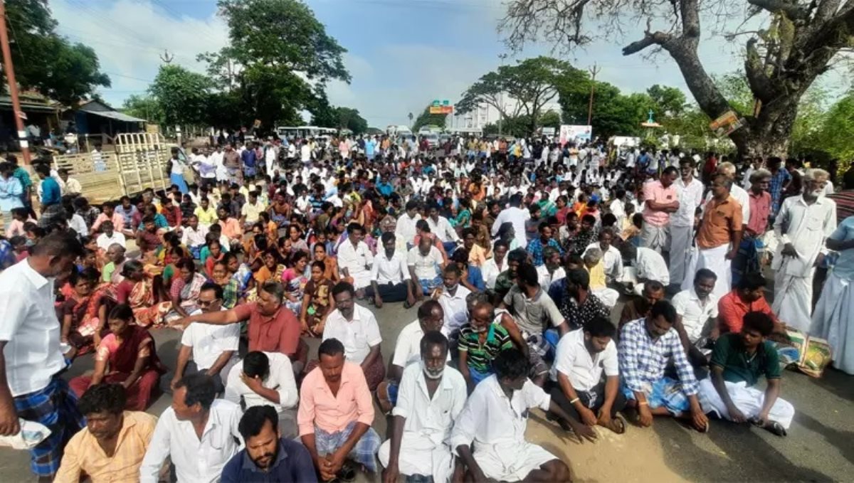 fisher-men-block-the-road-near-rameswaram