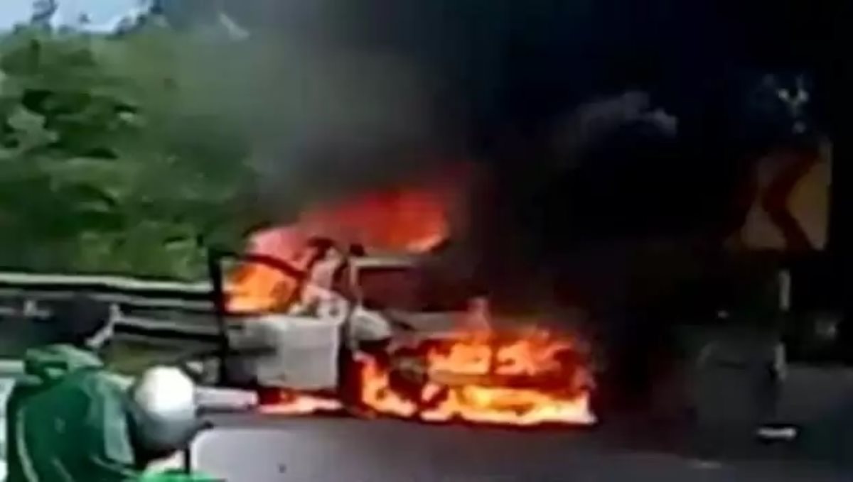 A sudden fire in a car that ran on a mountain road