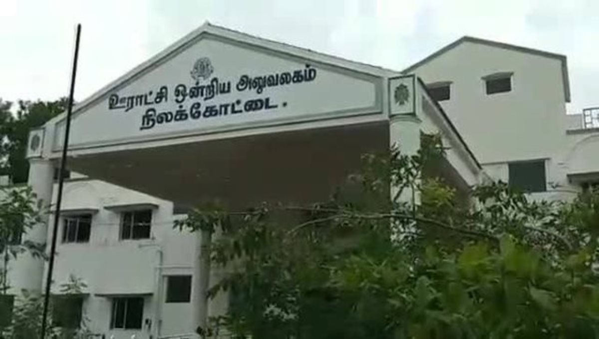 ADMK held posts of chairman and vice-chairman escaped due to a sudden coup by an independent councilor who supported the DMK.
