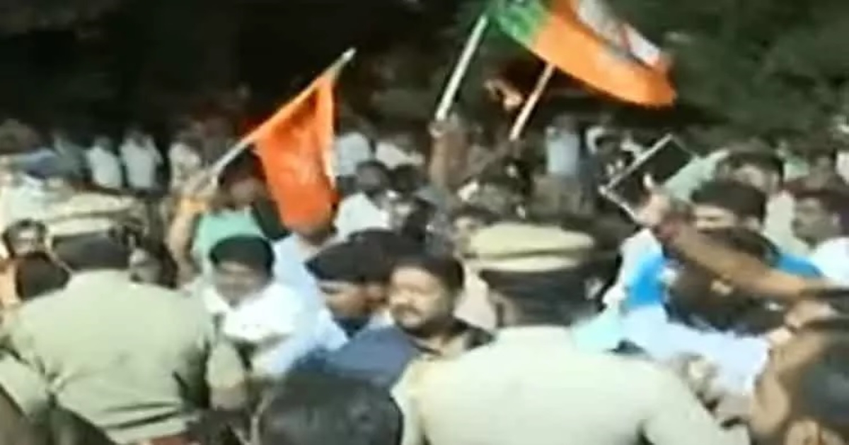 Coimbatore BJP  protested against the non-removal of the posters last night