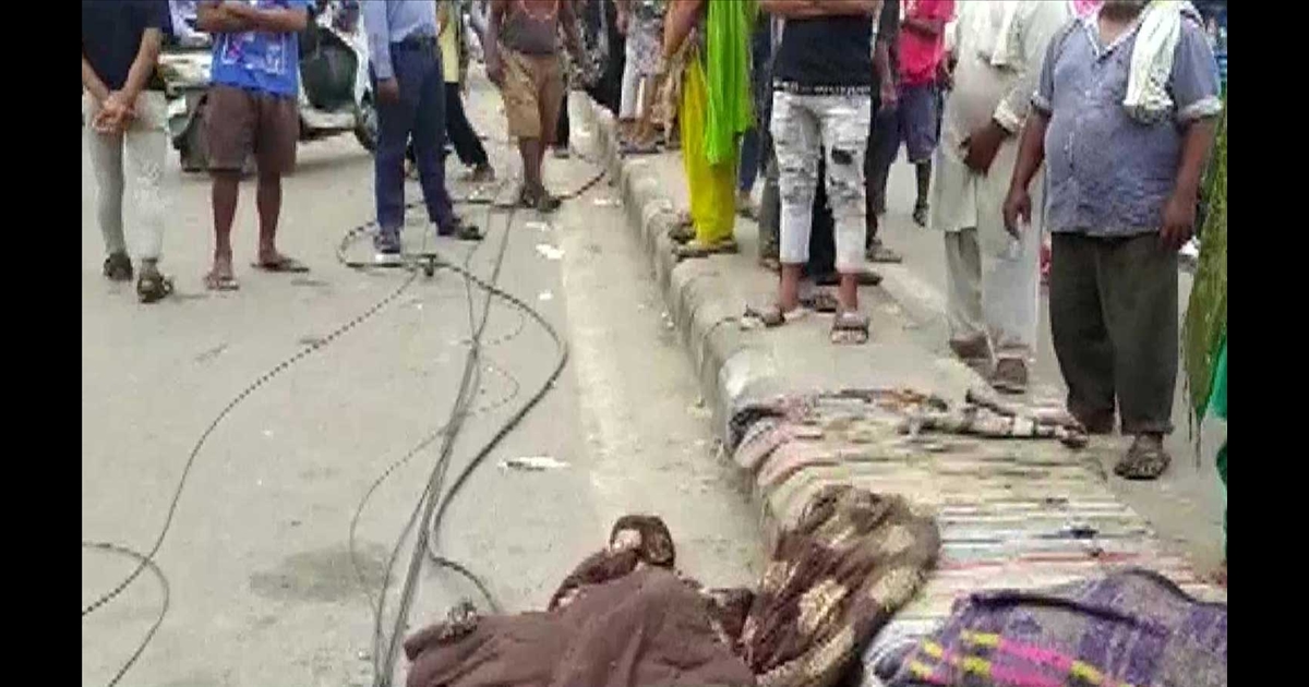 terrible-accident-in-delhi-a-lorry-rammed-into-people-w-VLBLVL